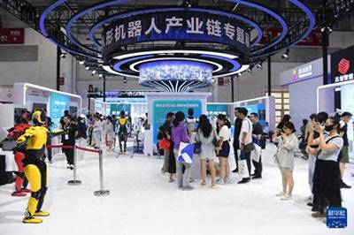 链博会公众开放日 数字科技链展区机器人秀绝技，协同作业引热潮——特殊作业机器人制造迎来高光时刻